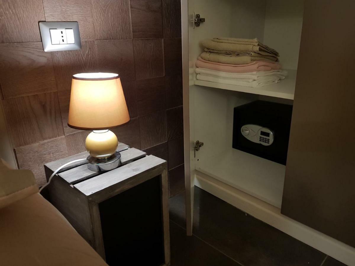 Home "Suite" Home เนเปิลส์ ภายนอก รูปภาพ