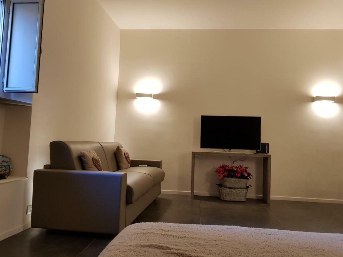Home "Suite" Home เนเปิลส์ ภายนอก รูปภาพ